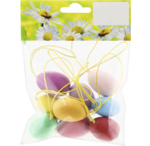 Balení různobarevných velikonočních vajíček na žluté niti