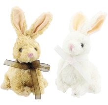 Dva plyšoví zajíci s mašlí jako dekorace