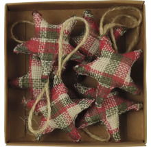 Karton s několika ozdobnými hvězdami s kostkovaným vzorem a šňůrkou na zavěšení