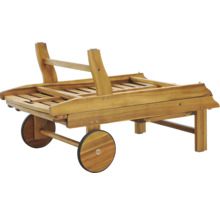 Dřevěné lehátko s kolečky pro snadnou přepravu