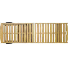 Pohled shora na dřevěné lehátko do zahrady