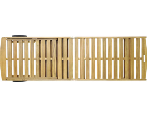 Pohled shora na dřevěné lehátko do zahrady