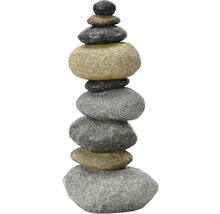 Dekorativní kamenná socha s několika kameny naskládanými na sobě