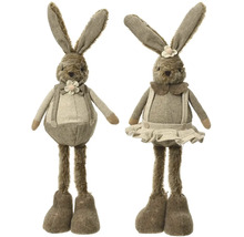 Dva látkoví zajíci s dlouhýma nohama jako dekorace