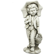 Dekorativní zahradní figurka chlapce s deštníkem a košíkem květin