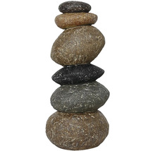 Dekorativní kamenná skulptura se šesti naskládanými kameny