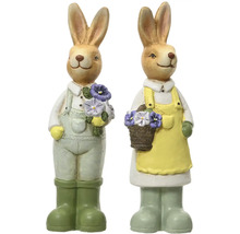 Dvě figurky zajíčků s květinami a gumovými botami jako dekorace na Velikonoce