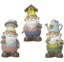 Tři zahradní figurky trpaslíků s ptačí budkou, houbou a konví
