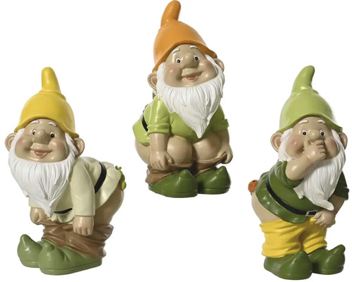 Tři plastoví zahradní trpaslíci v různých pozicích