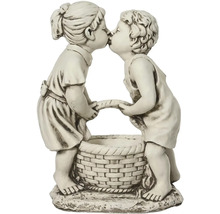 Dekorativní zahradní figurka se dvěma líbajícími se dětmi a košíkem na rostliny