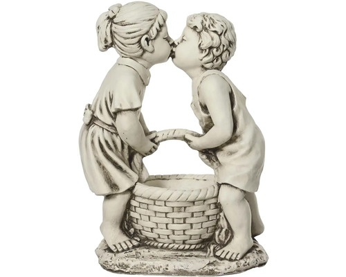 Dekorativní zahradní figurka se dvěma líbajícími se dětmi a košíkem na rostliny