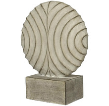 Dekorativní socha s kruhovým vzorem na podstavci