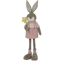 Dekorativní zajíc s šaty a květinou jako dekorace.