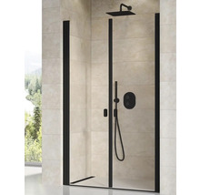 Sprchový kout s černým rámem, sprchovou hlavicí a armaturami