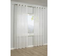 Bílá záclonová látka s vodorovnými pruhy před oknem