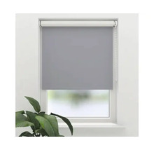 Šedá roleta v okně pro regulaci světla a soukromí.