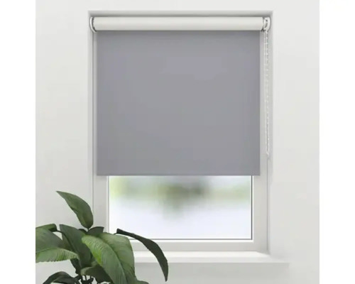 Šedá roleta v okně pro regulaci světla a soukromí.