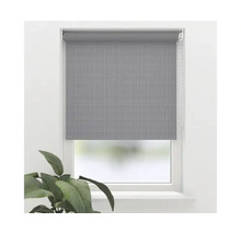 Šedá roleta v okně pro regulaci světla.