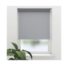 Šedá roleta na okně pro regulaci světla