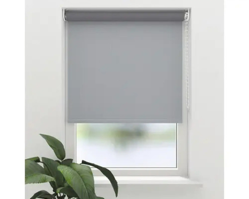 Šedá roleta na okně pro regulaci světla