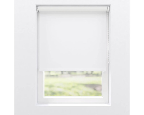 Bílá roleta na okně pro regulaci světla