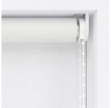 Detailní pohled na bílou roletu s řetízkovým ovládáním pro dekoraci oken