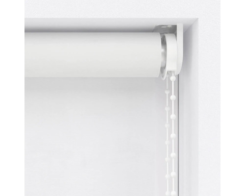 Detailní pohled na bílou roletu s řetízkovým ovládáním pro dekoraci oken