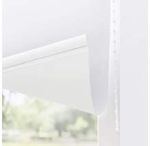 Bílá roleta s řetízkovým ovládáním před oknem