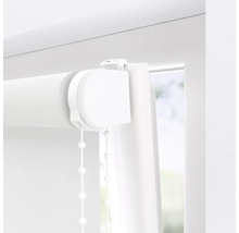 Detail bílé rolety u okna