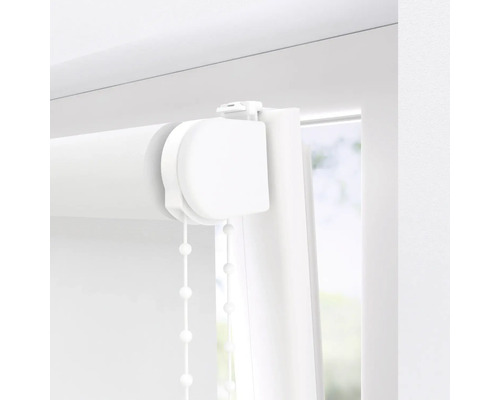 Detail bílé rolety u okna