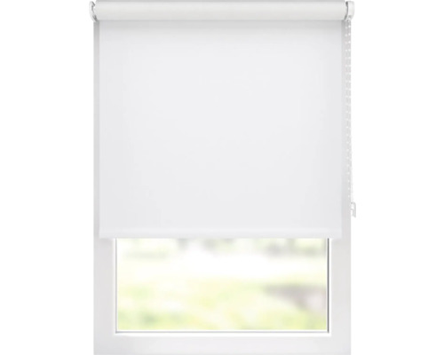 Bílá roleta na okně pro regulaci světla