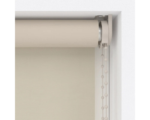 Béžové rolety s řetízkovým ovládáním v okenním rámu