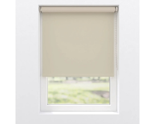 Okno s béžovou roletou