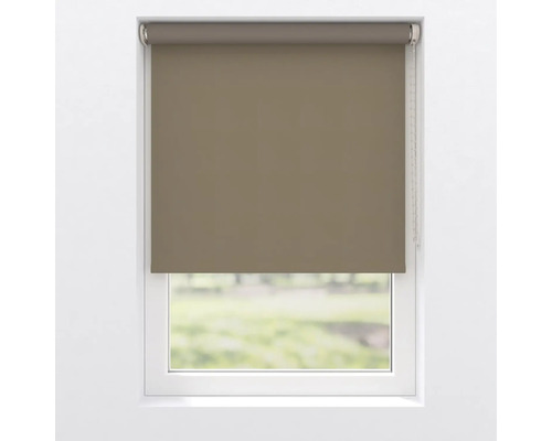 Pohled na okno s šedou roletou