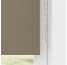 Hnědá roleta s ovládacím řetízkem u okna