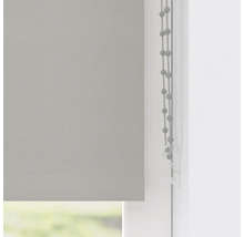 Textilní roleta s řetízkovým ovládáním u okna