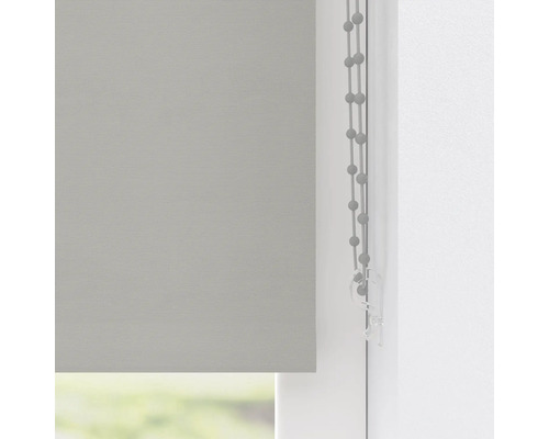 Textilní roleta s řetízkovým ovládáním u okna
