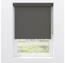 Tmavě šedá roleta na okně