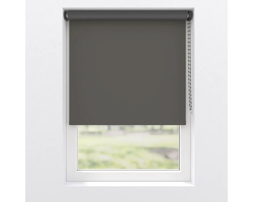 Tmavě šedá roleta na okně