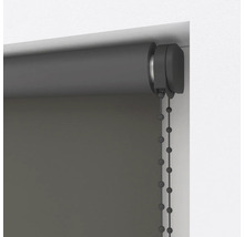 Roleta s řetízkovým ovládáním na okně