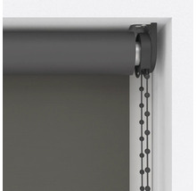 Šedá roleta s řetízkovým ovládáním na okně