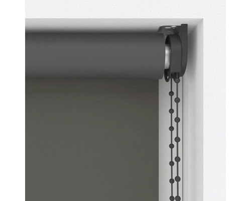 Šedá roleta s řetízkovým ovládáním na okně