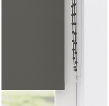 Pohled na šedou roletu s ovládacím řetízkem na okně