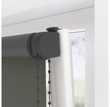 Detailní pohled na roletu na okně