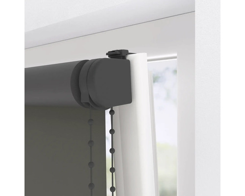 Detailní pohled na roletu na okně