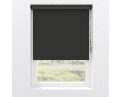 Zatemňovací roleta na okně s řetízkovým ovládáním