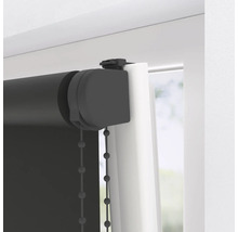 Roleta s řetízkovým ovládáním na okně