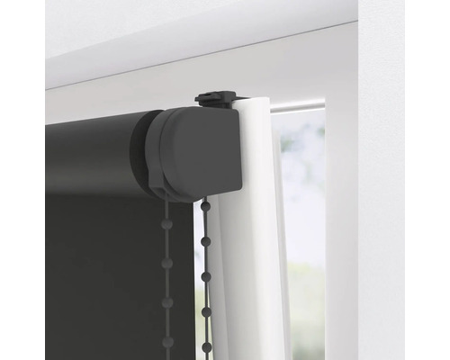 Roleta s řetízkovým ovládáním na okně
