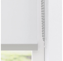 Detail bílé rolety s řetízkovým ovládáním pro dekoraci oken