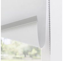 Roleta s řetízkovým ovládáním u okna